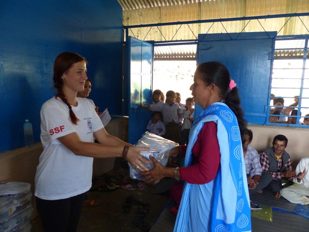 Alba Chenard remettant une trousse de secours, Thokarpa, Népal Août 2015