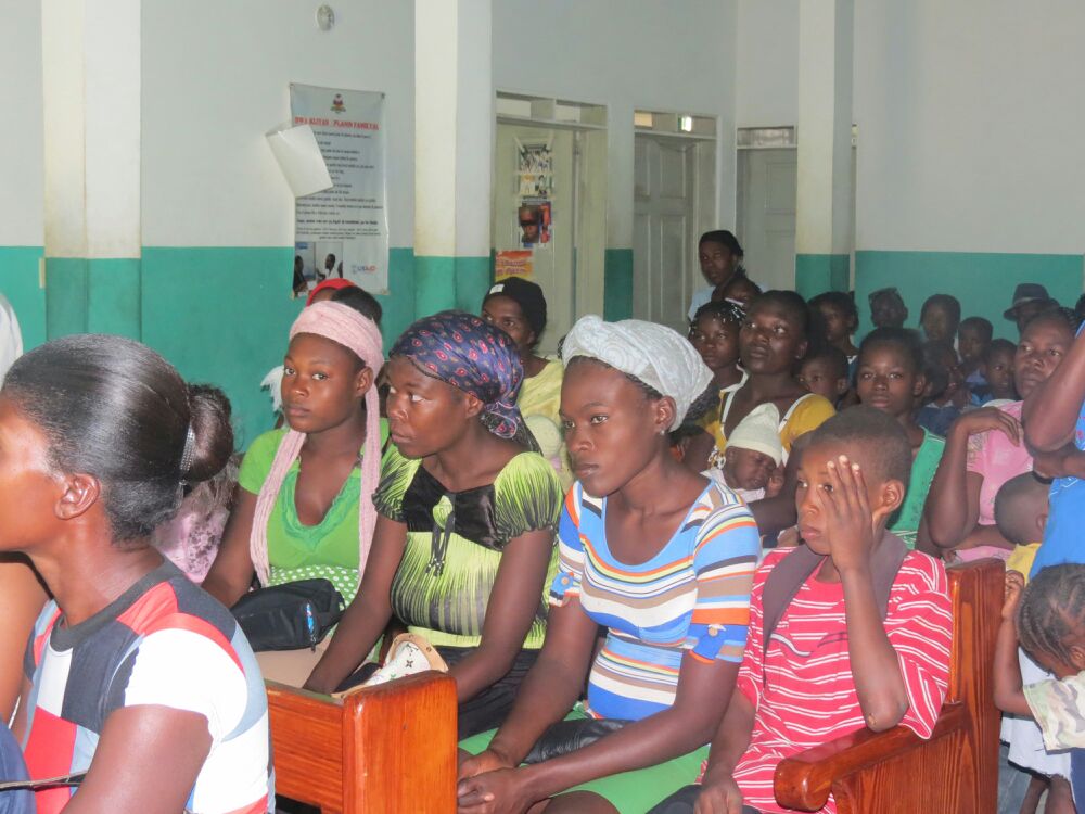 Salle d'attente du dispensaire Coupe Mardi Gras, Haïti, 30 juillet 2015