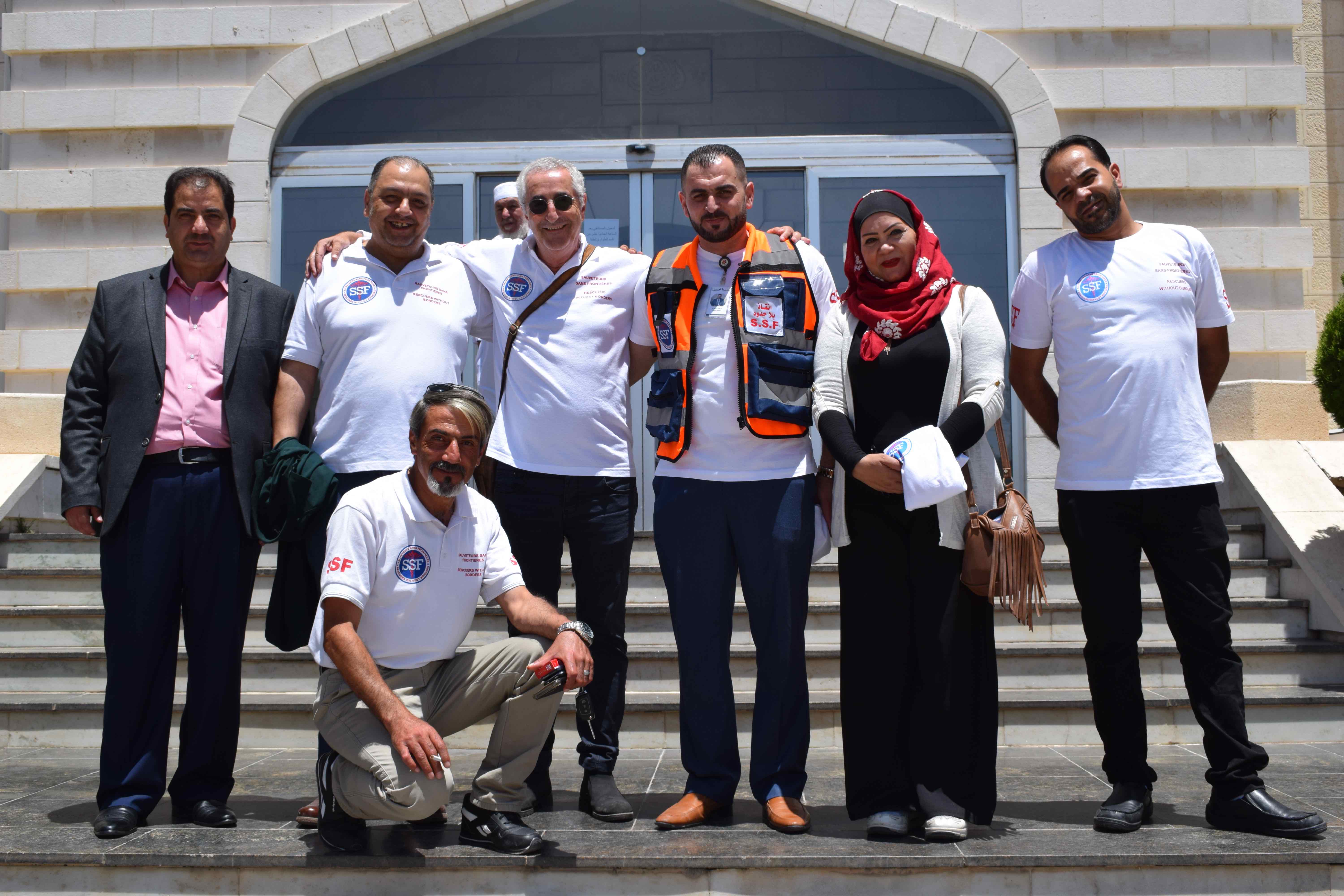 De g à droite : Abed El Rahim, représentant du Gouvernement jordanien, Ihya Almouhid, Michel Lévy, SSF, Dr Basam El Zaabi, Dr Amira Zloum, Ahmed Saad, paramedic. Au premier rang: Hassan Jahabri.