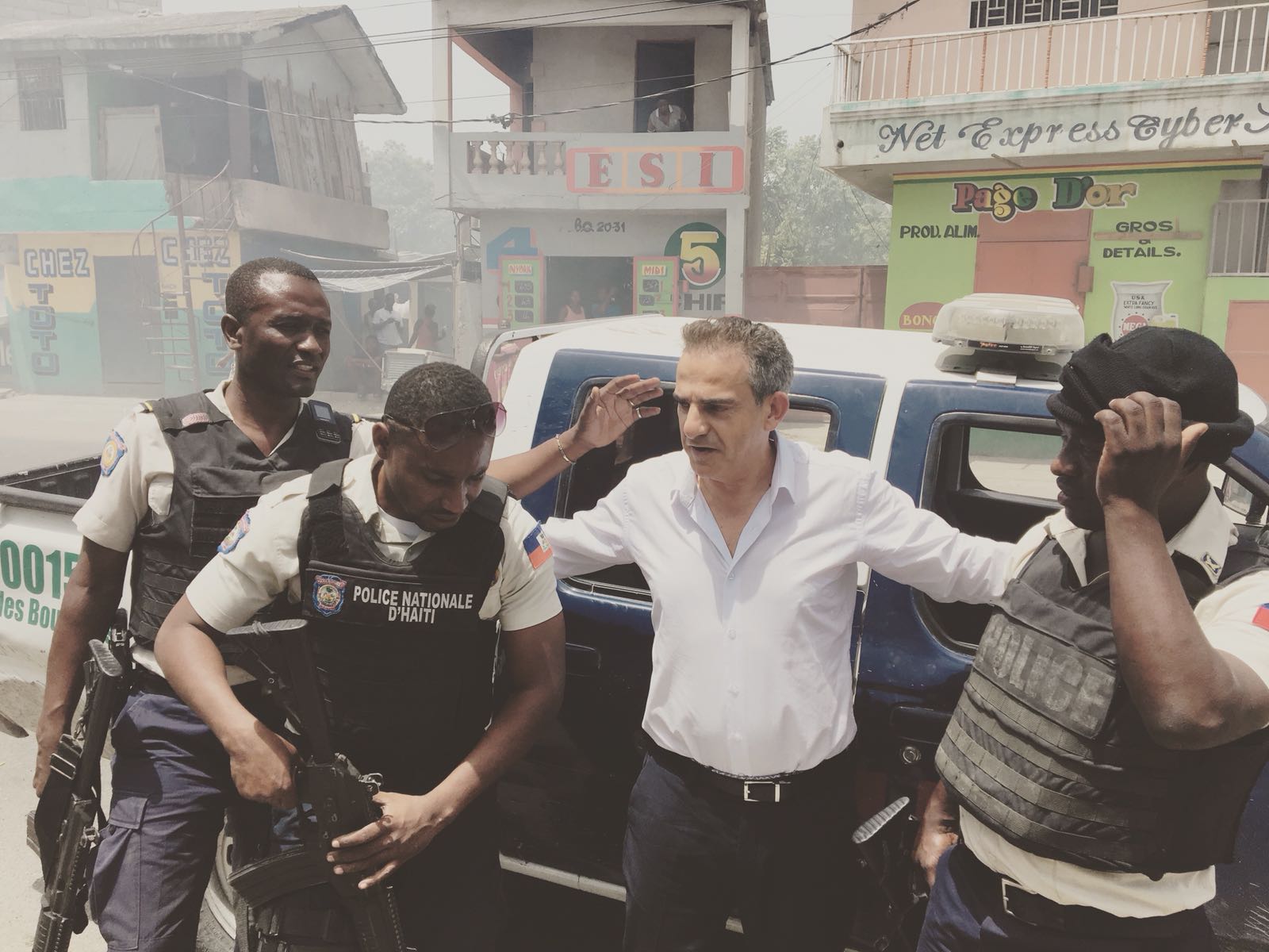 Fernand et son escorte policière passe un barrage près de Port au Prince, le 08 Juillet 2018